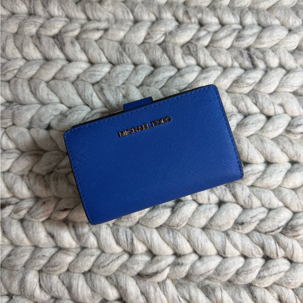NWT Michael Kors Medium Saffiano Leather Wallet Galaxy blue